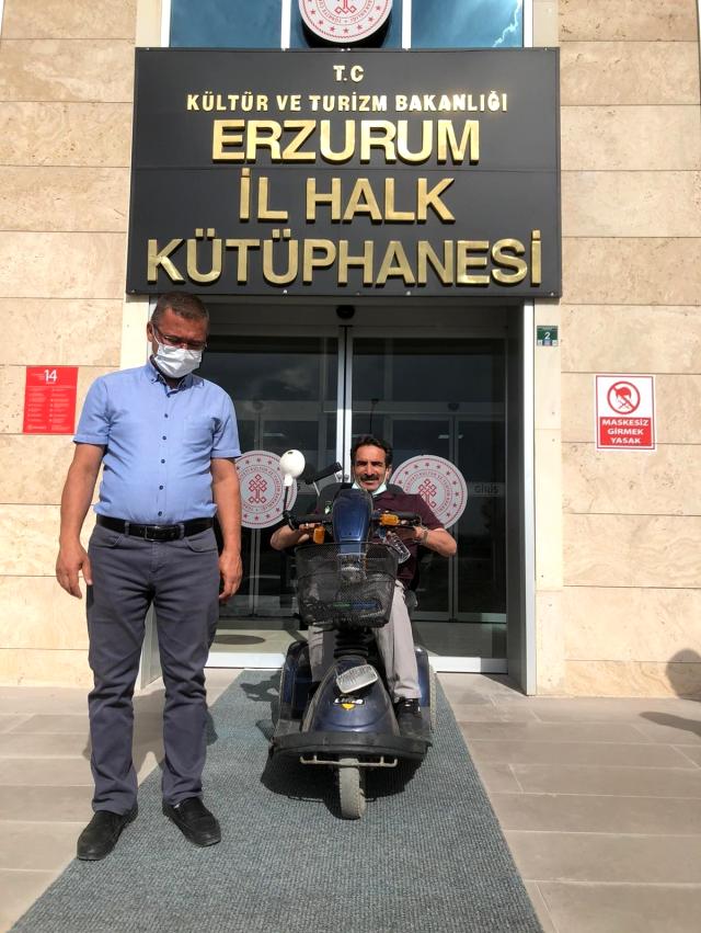 Türkiye Sakatlar Derneği Erzurum Şubesi Başkanı Sadullah Efe il halk kütüphanesini ziyaret etti