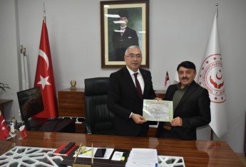 TSD ORHANGAZİ ŞUBE BAŞKANI EMRULLAH AKÇAY’DAN İL MÜDÜRÜNE ONURSAL ÜYELİK BELGESİ!
