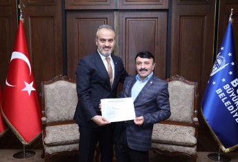 TSD ORHANGAZİ ŞUBESİNDEN BURSA BÜYÜKŞEHİR BELEDİYE BAŞKANI ALİ NUR AKTAŞ'A ONURSAL ÜYELİK BELGESİ.