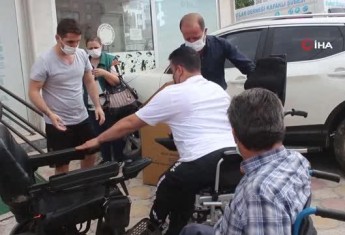 Akrabaları engelli olunca her yıl tekerlekli sandalye bağışlamaya başladılar